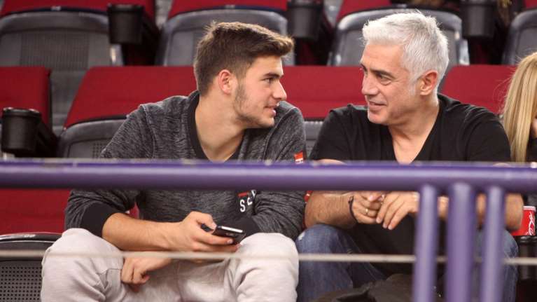 Αντώνης Νικοπολίδης: Ο κούκλος γιος του, Γιάννης στα βήματα του πατέρα του - Η απίστευτη ομοιότητα