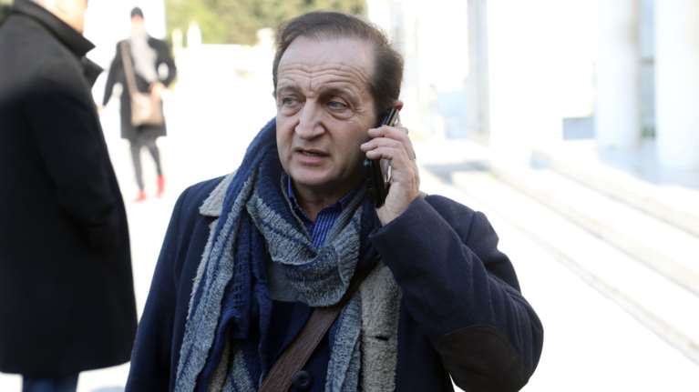 Ξεσπά ο Μπιμπίλας για τους δημοσιογράφους στην κηδεία του Κωνσταντίνου: &quot;Ντροπή σας, αγράμματοι&quot;