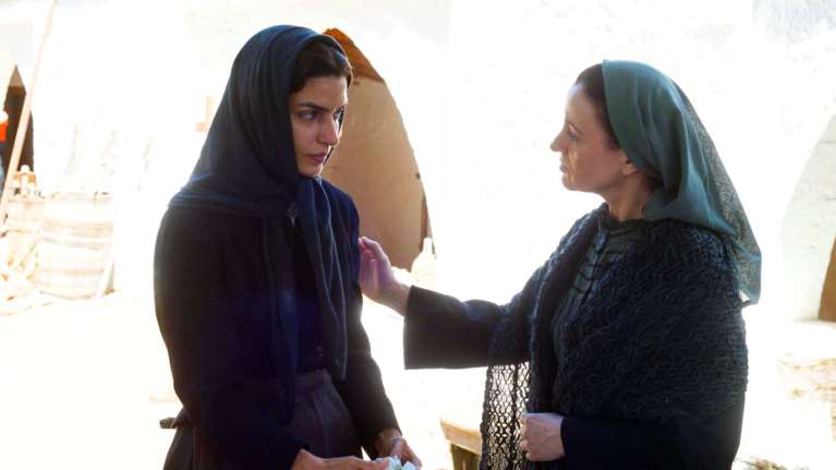 "Καλόγρια" η Τόνια Σωτηροπούλου: Αγνώριστη στα γυρίσματα της ταινίας "Man of God" - Στο πλάι της Καριοφυλλιάς Καραμπέτη [Εικόνες]