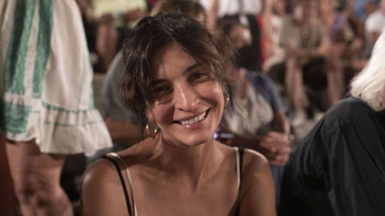 Αντιγόνη Κουλουκάκου: Αιθέρια εμφάνιση στην Επίδαυρο - Στυλάτη, με μάξι αέρινο φόρεμα [εικόνες]