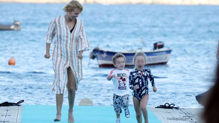 Βίκυ Καγιά: Λάμπει από ευτυχία στη Μύκονο με τα παιδιά της [εικόνες]
