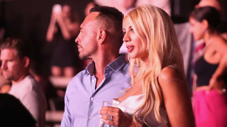 Κωνσταντίνα Σπυροπούλου: Silver queen με ασημί slip dress σε βραδινή έξοδο