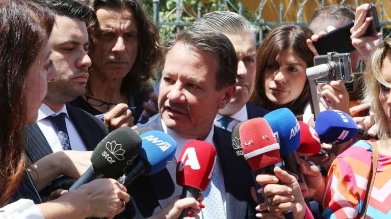 Απόστολος Λύτρας: Έχω ανάγκη από συντροφιά, δεν αποκλείω τρίτο γάμο - Οι κόρες μου έχουν γνωρίσει τη σύντροφό μου [βίντεο]