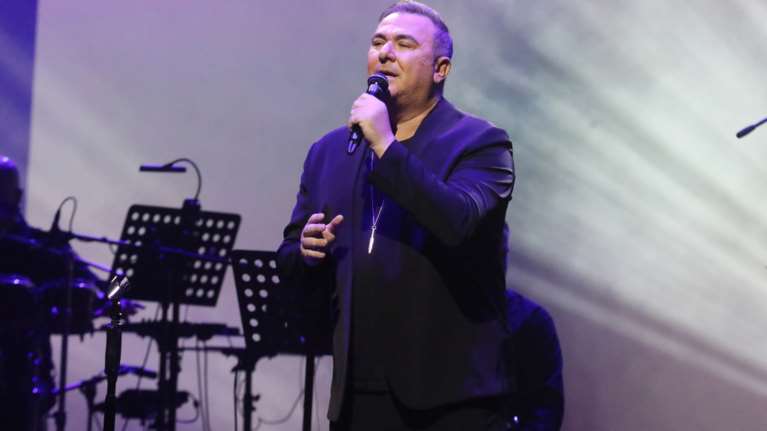 Sold out η συναυλία του Αντώνη Ρέμου στη Νίκαια: "Απόψε είμαι όρθιος γιατί με αγαπάτε" [βίντεο]