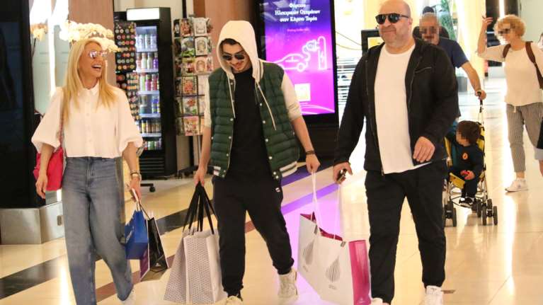 Μάρκος Σεφερλής - Έλενα Τσαβαλιά: Σπάνια εμφάνιση με τον 19χρονο γιο τους, Χάρη [Εικόνες]