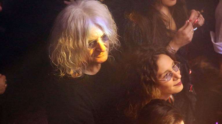 Νίκος Καρβέλας: Η σύντροφός του Έλενα Φερεντίνου φωτογραφίζεται με το μωρό τους [εικόνες]