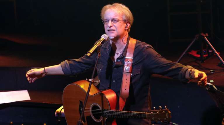 Ο μοναδικός Μίλτος Πασχαλίδης γιορτάζει 30 χρόνια στο ελληνικό τραγούδι με δύο μεγάλες συναυλίες