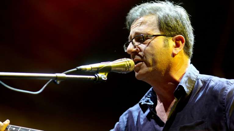 Ο Θανάσης Παπακωνσταντίνου αποχαιρέτησε το κοινό στη τελευταία του συναυλία: &quot;Κρατήστε τα τραγούδια και μένα ξεχάστε με