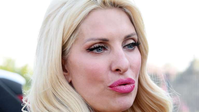 Ελένη Μενεγάκη: Φθινοπωρινή, με αδιάβροχο και γαλότσες, στην Ανδρο [εικόνα]