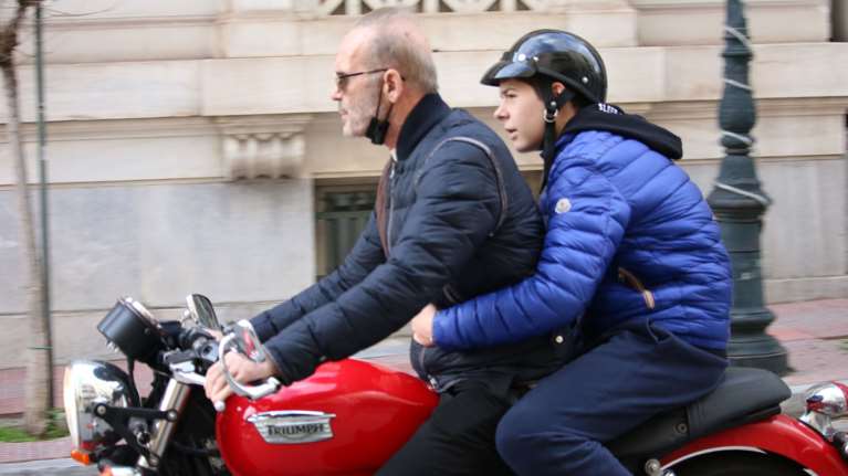Πέτρος και Μάξιμος Κωστόπουλος: Easy riders στο Κολωνάκι με τα ίδια παπούτσια