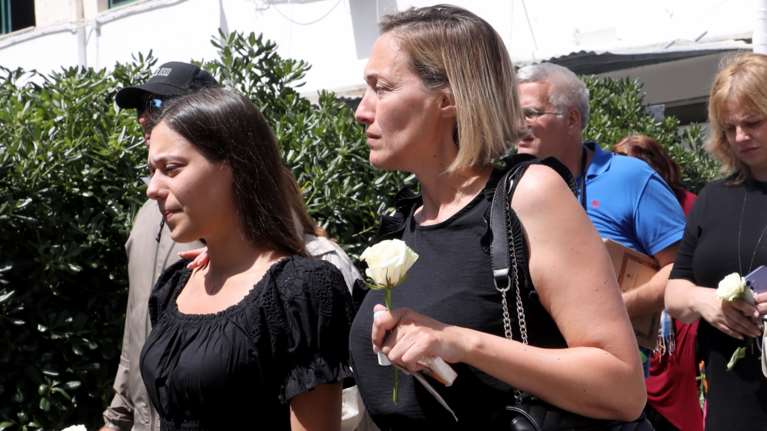 "Στο καφενείο των αγγέλων": Τελευταίο αντίο στον Γιώργο Γεωργίου - Συντετριμμένες η σύζυγος και η κόρη του [εικόνες]