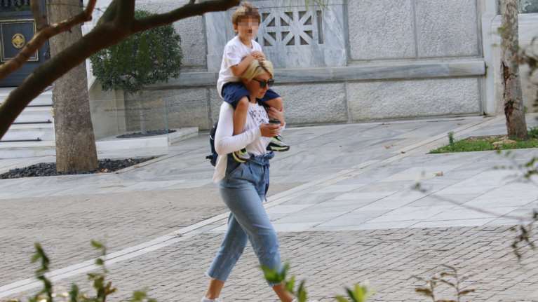 Η Σία Κοσιώνη εύχεται &quot;Καλή Ανάσταση&quot; από τα Χανιά με μία... ξεχωριστή παρέα [εικόνες]