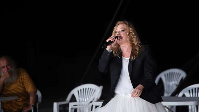 Η Κιτσοπούλου απαντά πρώτη φορά για το κράξιμο στους &quot;Σφήκες&quot;: Βασιλεύει ο άνθρωπος του καναπέ με ένα κινητό στο χέρι