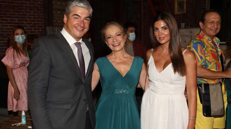 Τσιμτσιλή – Σοφός: Θεατρική βραδιά για το ζευγάρι - Το υπέροχο λευκό φόρεμα της Σταματίνας