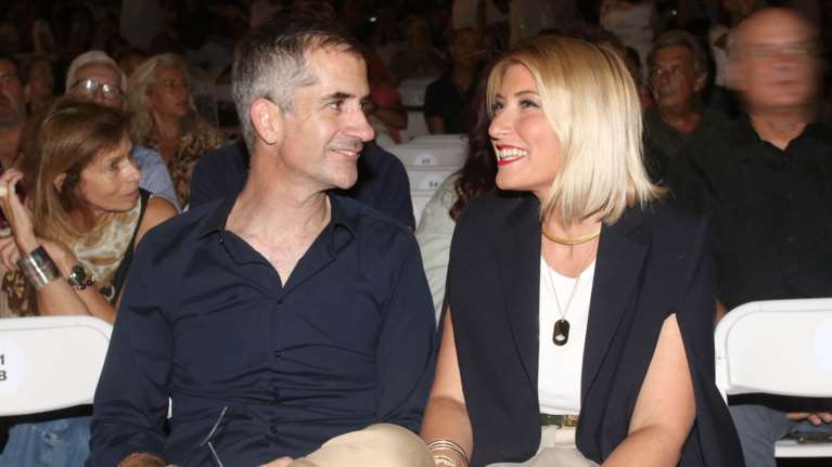 Η μοναδική φωτογραφία από τον γάμο Κοσιώνη - Μπακογιάννη: Η ρομαντική νύφη με δαντελένιο νυφικό και πέπλο