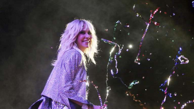 Αννα Βίσση: Αποθέωση για την απόλυτη Ελληνίδα star στο κατάμεστο θέατρο Πέτρας - Η συνύπαρξη με τον Καρβέλα στη σκηνή