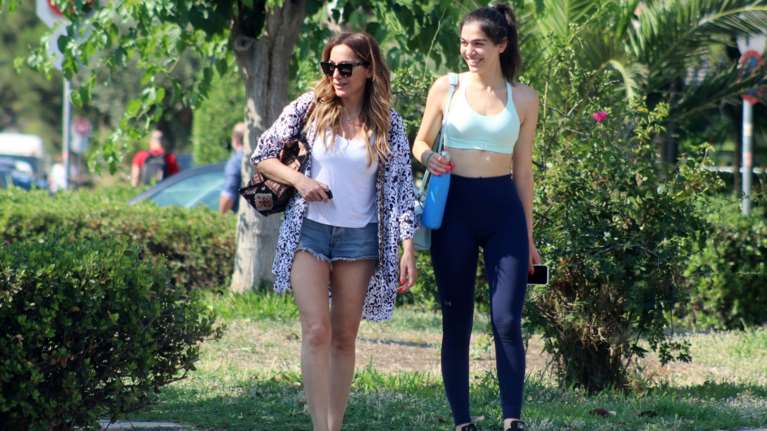 Στο Λονδίνο για σπουδές η Μελίνα Νικολαΐδη - Κλασική Ελληνίδα μάνα η Βανδή που καθάρισε το σπίτι [βίντεο]