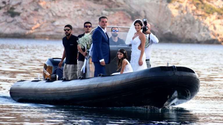 Γάμος σε νησί: Ποιοι διάσημοι Έλληνες επέλεξαν να παντρευτούν σε νησί της Ελλάδας - τα μέρη που κερδίζουν τις προτιμήσεις