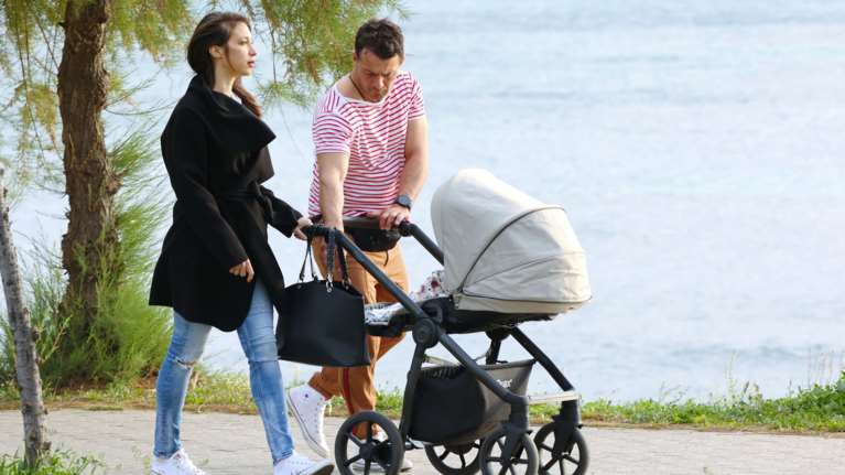 Γιώργος Αγγελόπουλος - Δήμητρα Βαμβακούση: Αυτό είναι το προσκλητήριο της βάφτισης της κόρης τους