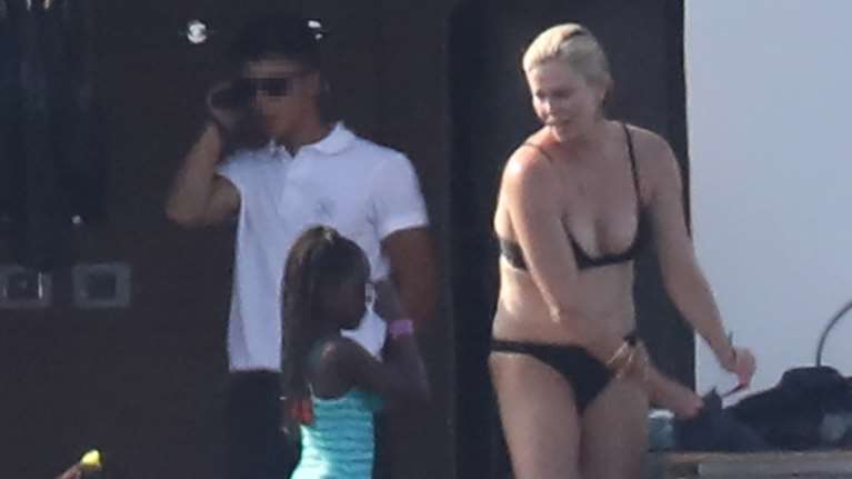 Paparazzi: Η Σαρλίζ Θερόν αψεγάδιαστη, με μαύρο μπικίνι απολαμβάνει τις διακοπές της στην Πάρο