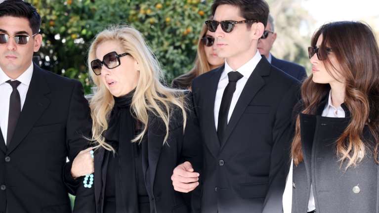 &quot;Στον μαχητή μου&quot; - Υποβασταζόμενη η σύζυγος του Αντώνη Λυμπέρη στην κηδεία του [εικόνες - βίντεο]