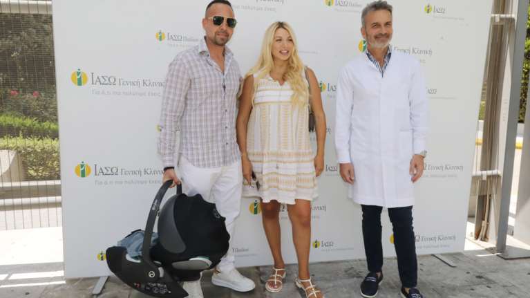 Κωνσταντίνα Σπυροπούλου: Εξιτήριο από το μαιευτήριο - Μαζί με τον νεογέννητο γιο της και τον Βασίλη Σταθοκωστόπουλο [εικόνες]