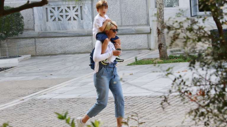 Σία Κοσιώνη: Με casual look στο κέντρο της Αθήνας - Βόλτα με τον γιο της, Δήμο Μπακογιάννη[Εικόνες]