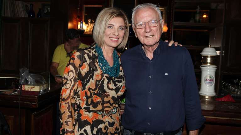 &quot;Ο Κώστας Χαρδαβέλλας δεν έφυγε από τον καρκίνο&quot;: Η σύζυγός του, Μαρία Παναγοπούλου, ξεκαθαρίζει την αιτία θανάτου του