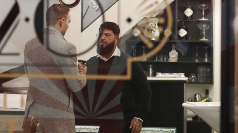 Ο Στέφανος Κασσελάκης στο κουρείο στην Ερμού - Χαμόγελα και θερμοί χαιρετισμοί με το προσωπικό [εικόνες]