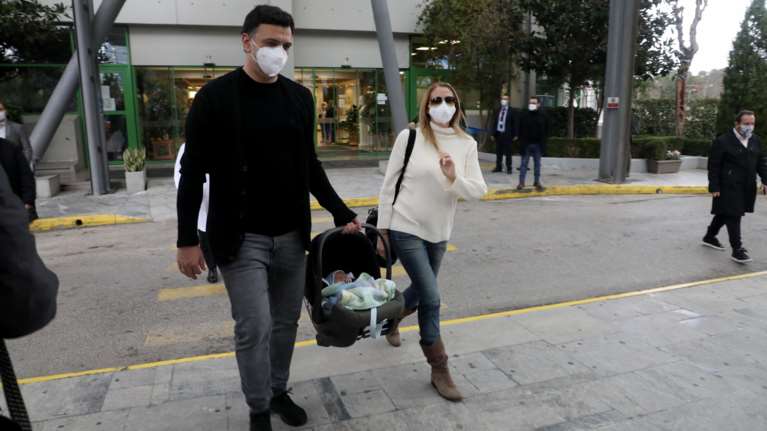 Τζένη Μπαλατσινού: Εξιτήριο από το μαιευτήριο - Οι πρώτες φωτό του Κικίλια με τον γιο του