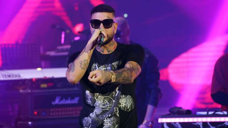 Στο σκαμνί του ΕΣΡ γνωστοί τράπερ - Κατηγορούνται για &quot;σεξιστικούς στίχους, προτροπή σε βία και ρητορική μίσους&quot;