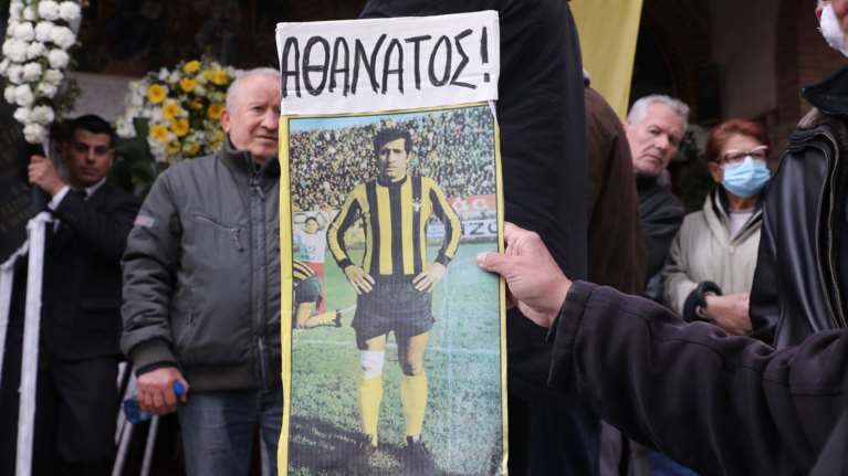 Παπαϊωάννου: Ποιοι πήγαν στην κηδεία του θρυλικού άσου -  Από Μελισσανίδη και Μπάγιεβιτς μέχρι Νταλάρα και Θαλασσινό...