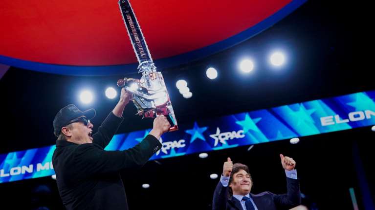 Ο Ίλον Μασκ εμφανίστηκε σε συνέδριο με αλυσοπρίονο-δώρο από τον πρόεδρο της Αργεντινής: "Είναι για την γραφειοκρατία"