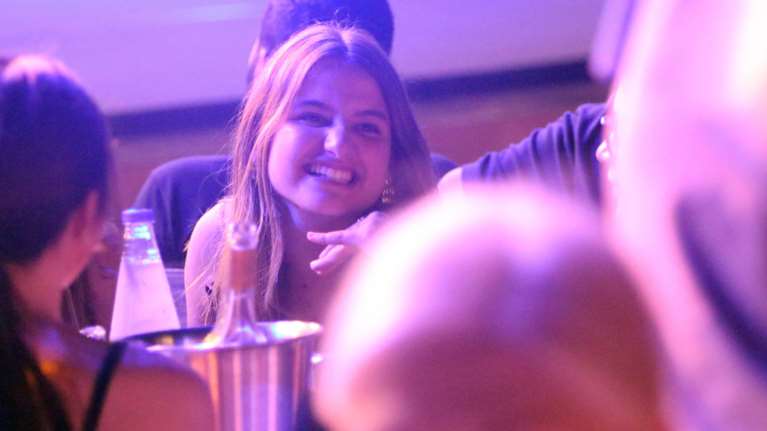 Δάφνη Μητσοτάκη: Γενέθλια με φίλες της στην Αννα Βίσση - Της τραγούδησε το Happy birthday [εικόνες - βίντεο]