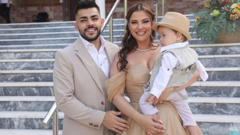 Λάουρα Νάργες - Χρήστος Σαντικάι: Βάφτισαν τον γιο τους Αλέξανδρο στο Ψυχικό - Οι καλεσμένοι και η εντυπωσιακή τουαλέτα της μαμάς [Εικόνες - Βίντεο]