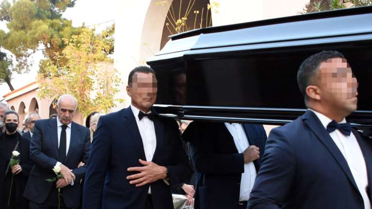 Νίτσα Μαρούδα: Το αντίο στην κηδεία της ηθοποιού - Βαρύ πένθος για την κόρη και τον γαμπρό της, Βαγγέλη Μεϊμαράκη