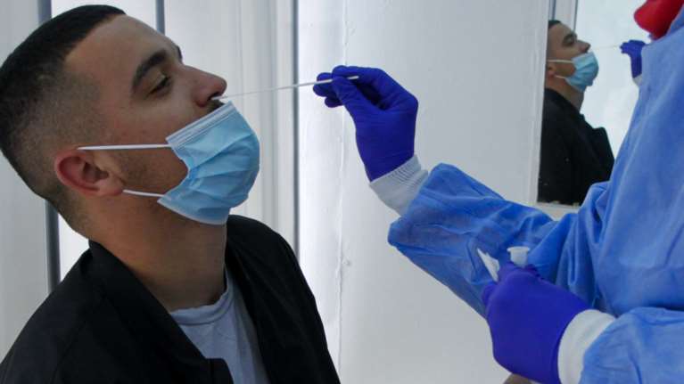 Μετάλλαξη Όμικρον: Η αλήθεια για τα μοριακά και τα rapid τεστ - Ποια είναι πιο αξιόπιστα