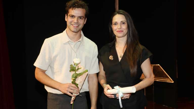 Μαίρη Μηνά και Γιάννης Τσουμαράκης: Οι μεγάλοι νικητές των βραβείων &quot;Μελίνα Μερκούρη&quot; και &quot;Δημήτρης Χορν&quot;