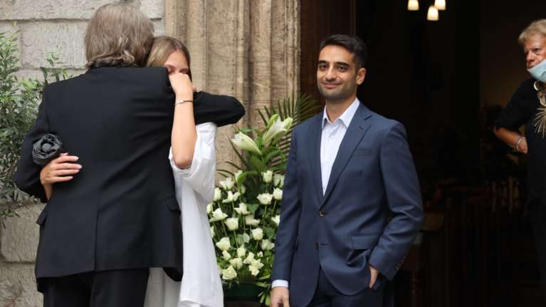 Ρόμπερτ Ουίλιαμς: Συγκίνηση στο τελευταίο &quot;αντίο&quot; στον αγαπημένο καλλιτέχνη - Στα λευκά οι κόρες του [εικόνες]