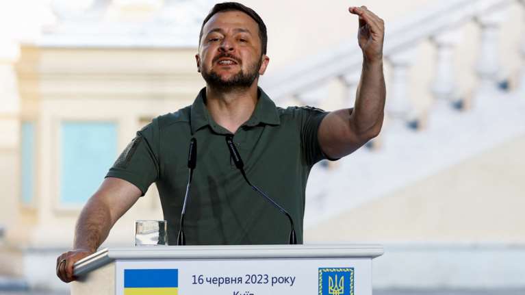 Πόλεμος στην Ουκρανία: Η Ρωσία να προετοιμάσει τους πολίτες της πως θα χάσει εδάφη, λέει ο Ζελένσκι