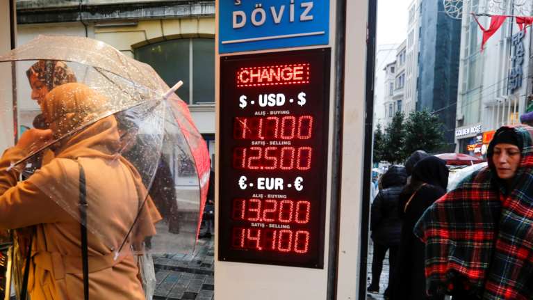 Αναταραχή στην Τουρκία: Κατέρρευσε η λίρα, με όριο οι αγορές στα σούπερ μάρκετ - Στον δρόμο οι Τούρκοι, ζητούν παραίτηση Ερντογάν [Βίντεο]