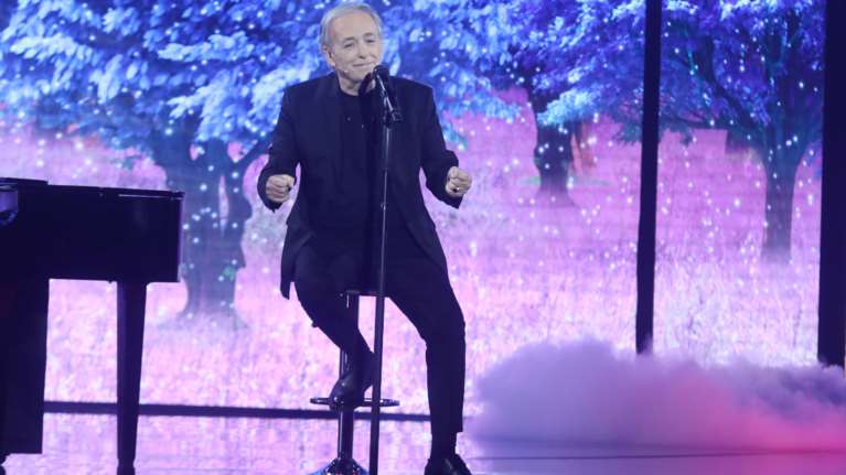 Αποκάλυψη σοκ Μικρούτσικου: Πασίγνωστος τραγουδιστής προσπάθησε να βιάσει χορεύτρια [βίντεο]