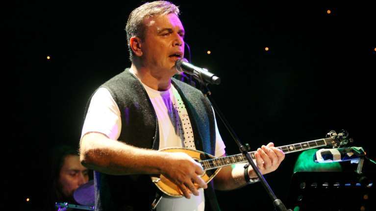 &quot;Όχι, βρε αγόρι μου&quot;: Το συγκινητικό &quot;αντίο&quot; της Χαρούλας Αλεξίου στον Μανώλη Λιδάκη [εικόνα]