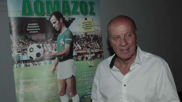 Δύσκολες ώρες για τον Μίμη Δομάζο - Κατέρρευσε και μεταφέρθηκε στο νοσοκομείο ο θρύλος του ελληνικού ποδοσφαίρου