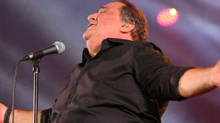 &quot;Καλησπέρα και καλή βραδιά&quot;: Γνωστοί καλλιτέχνες αποχαιρέτησαν τον Βασίλη Καρρά - Οι live στιγμές και η συγκίνηση