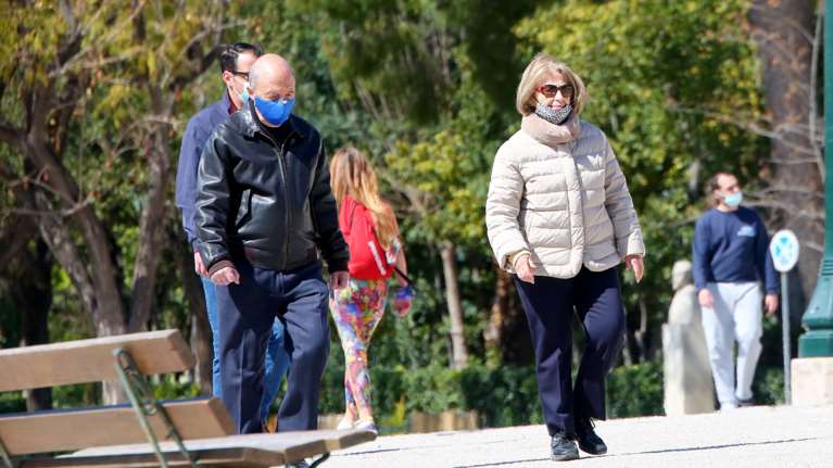 Κώστας Σημίτης: Χαλαρός με casual look - Βόλτα για περπάτημα στο Ζάππειο μαζί με τη Δάφνη