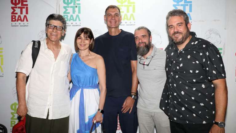 Σωτήρης Τσαφούλιας: Σπάνια δημόσια εμφάνιση με την κόρη του και την Αννα Μενενάκου σε θεατρική πρεμιέρα