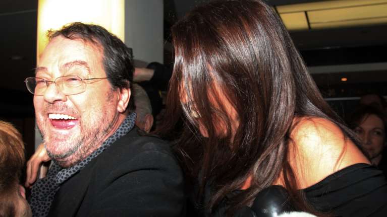 Σπάνιο κλικ: Γιάννης Πάριος και Σοφία Αλιμπέρτη στον γάμο τους, κόβουν τη γαμήλια τούρτα