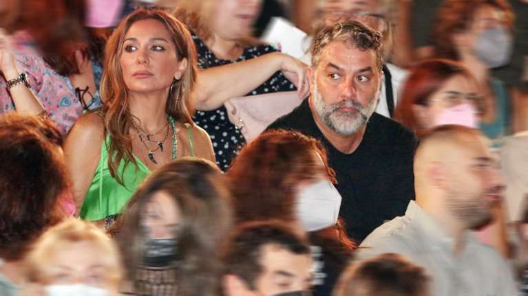 Δεν κρύβεται ο έρωτας: Η Βανδή αποθεώνει τον Μπισμπίκη στην πρεμιέρα του &quot;Αυτή η νύχτα μένει&quot;