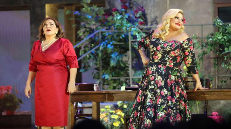 Η Μπάρκα έκανε πρεμιέρα δίπλα στη μητέρα της στο θέατρο, μετά το άδοξο τέλος της εκπομπής της [εικόνες]